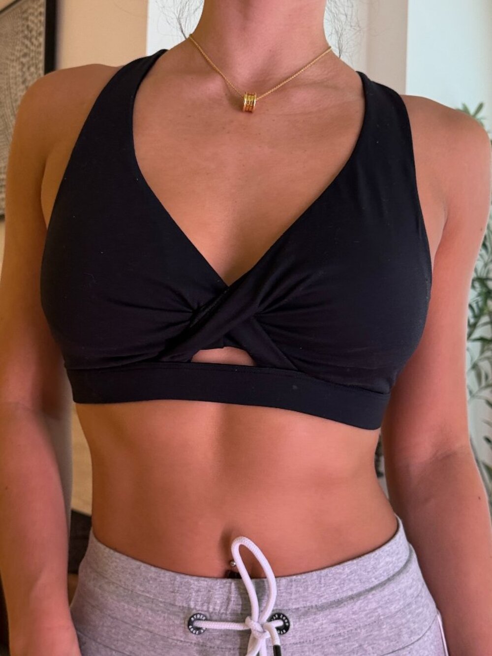 Black Twist Front Sports Bra – Cutout Racerback Activewear (Amazon Brand, Size M